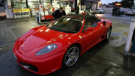 L'auto ritrovata dalla Polizia al distributore di benzina. Ormai fuori produzione, la Ferrari F430 aveva un prezzo di listino di circa 200.000 euro