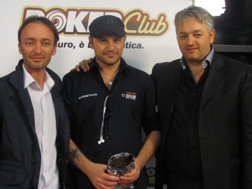 Matteo  Taddia premiato da Ernesto Coiro di Lottomatica (a sinistra) e Domenico Tresa, presidente di Italian Rounders