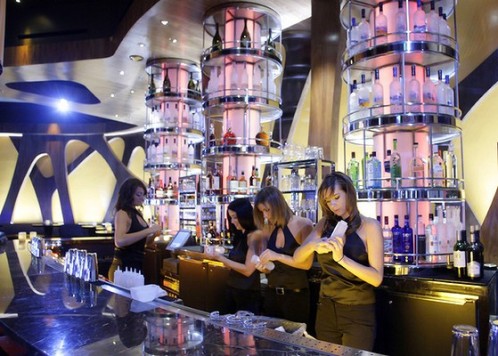 Uno dei lussuosi bar del nuovo 'Aria Casinò' Uno dei lussuosi bar del nuovo 'Aria Casinò'