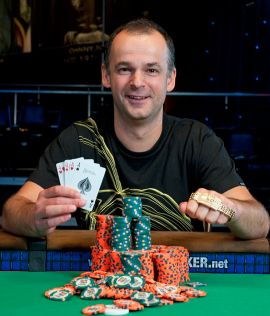 Steve Jelinek stringe in pugno l'agognato braccialetto WSOP