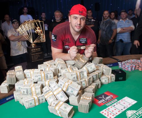 Michael Mizrachi con il braccialetto alla premiazione