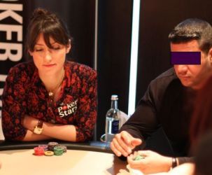 La mente della banda, Mohamed Abou C, al tavolo con la scrittrice e cantante tedesca Charlotte Roche