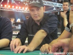 Matteo 'Rooney' Taddia - leader della classifica - al tavolo del  main event iniziato oggi