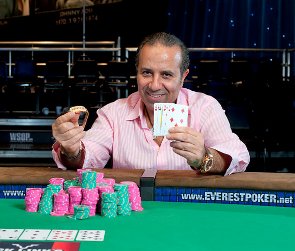 Sam Farha premiato per il recente braccialetto. Ben visibile il logo di Everest Poker al tavolo