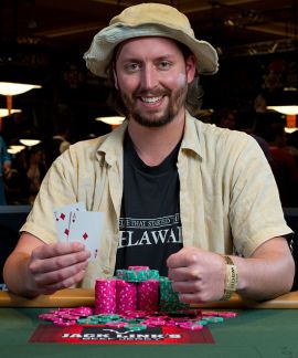 Brendan Taylor, sorridente come ci si aspetta da un campione WSOP