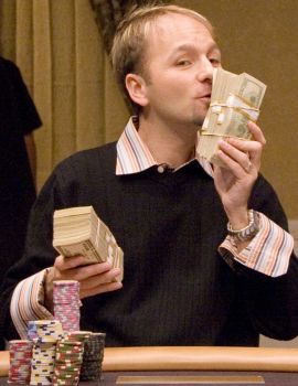 Daniel Negreanu: c'è un tempo per baciare ed uno per bruciare...