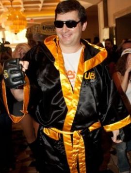 Phil Hellmuth: l'abito non fa il MMA fighter...