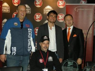 La premiazione con Pierluca Salassa (in basso, seduto)