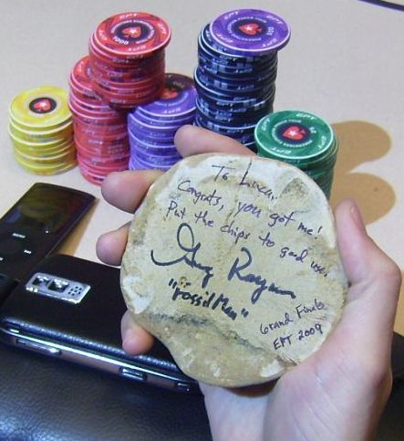 Uno dei mitici 'card protector' di Greg 'fossilman' Raymer, donato a Luca Pagano all'EPT Grand Final 2009: 'Congratulazioni Luca, mi hai eliminato. Fai un buon uso di queste chips'