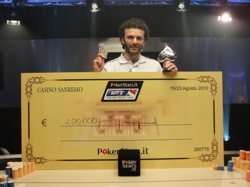 Sergio con l'assegno gigante