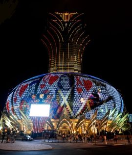 La vistosa struttura del Grand Lisboa di Macau