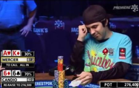 Jason Mercier mentre butta via i suoi AK