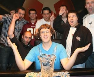 Max Silver festeggiato dagli amici