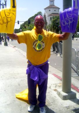 Jared Huggins alla parata dei L.A. Lakers