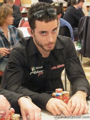 Dario Alioto impegnato al final table del torneo Pot Limit Omaha