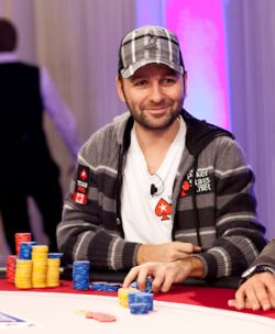 Daniel Negreanu sorridente e chipleader