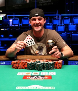 Eric Baldwin festeggia la vittoria del suo primo braccialetto WSOP