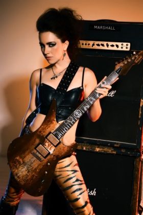 liv-boeree-chitarra