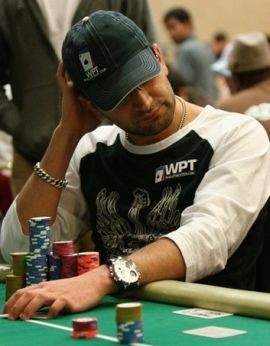 Antonio Esfandiari continua a guidare questo WPT