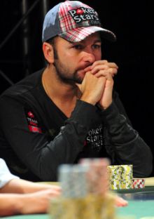 Un perplesso Daniel Negreanu è nono...