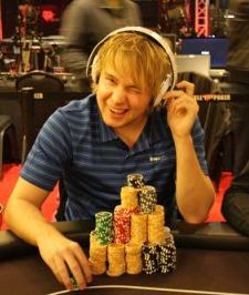 Lo sguardo divertito di Ole Remi Hausner, chipleader assoluto