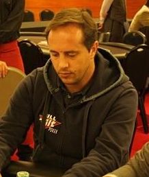 Paolo Della Penna al tavolo (foto courtesy poker10.com)