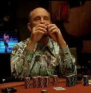 Jonh Malkovich/TeddyKGB nella celebre sequenza di 'Rounders'