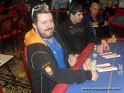 Max Pescatori, sorridente e secondo in chips. Dietro di lui il giovane collega Alessandro Speranza, al momento 8°