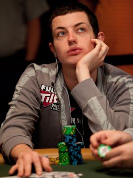 Tom Dwan sembra assorto in altro...