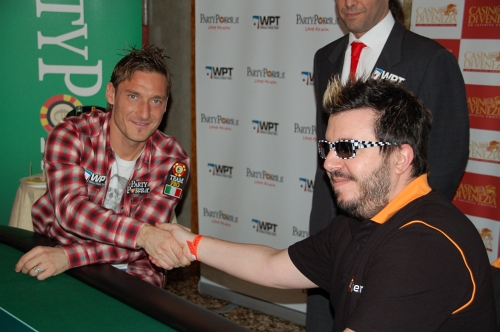 Francesco Totti e Max Pescatori, stretta di mano dopo l'heads up