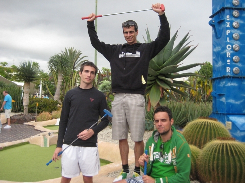 Alessio esulta per la vittoria nella partita a golf