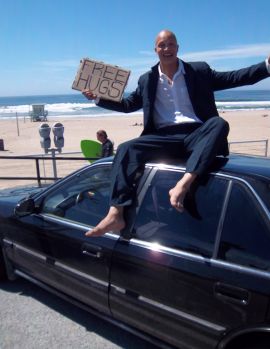 Jared Huggins sulla spiaggia di Los Angeles