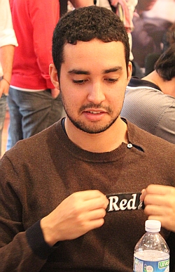 Ramzi Jelassi stacca - suo malgrado - il logo del suo sponsor