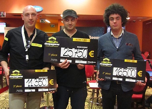 Il podio del DeepGame Poker Championship: da sinistra Paolini (3°), Taddia (1°) e Sperotto (2°)