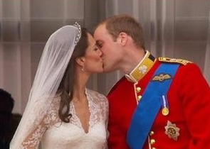 Il romantico bacio tra William e Kate