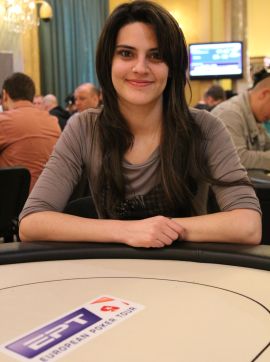 Alessia seduta ai tavoli dell'EPT di Sanremo