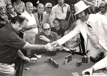 WSOP 1976 al Binion's, una stretta di mano sotto l'occhio vigile di Doyle Brunson