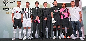 Gigi Buffon in posa ieri a Vinovo