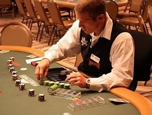Un dealer intento a preparare il suo tavolo alle WSOP