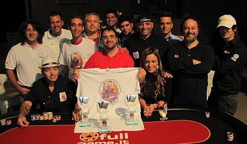 Ancora una foto di gruppo, con il vincitore Fabio 'korby01' Corbani primo da sinistra