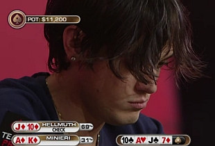 Dario Minieri durante una mano vinta contro Hellmuth