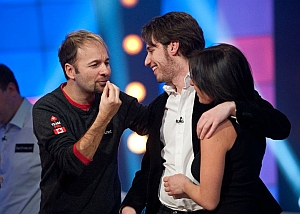 Massimiliano scherza con Daniel Negreanu al Big Game. Con lui Carla Solinas