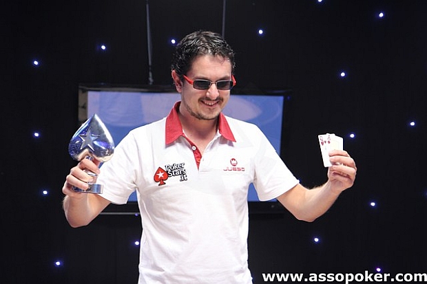 Luca Pagano raggiante con l'agognata 'picca' vinta all'IPT Sanremo insieme a 210.000€