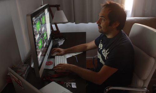 ...e mentre grinda nel suo studio di Rio de Janeiro