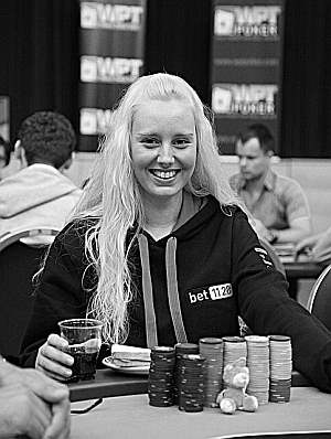 Cecilia Pescaglini: sorriso da chipleader (foto PartyPoker)