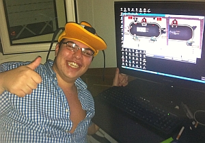 Ecco Musta con il cappellino che gli amici gli chiedono di indossare a novembre...