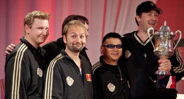 Nella foto diffusa dagli organizzatori delle WSOPE il Team America alla premiazione della 2^ edizione della Caesars Cup: da sinistra Ben Lamb, Daniel Negreanu, Johnny Chan e il capitano Phil Hellmuth con il trofeo in mano. Coperto Jason Mercier