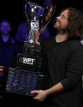 Daniel Santoro si specchia nel suo pesante trofeo