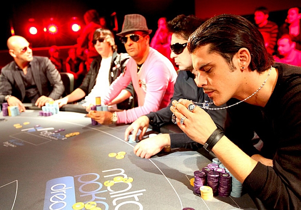 Una scena di gioco in 'Poker Generation'. In primo piano Andrea Montovoli, sullo sfondo si riconoscono Salvatore Bonavena e Maurizio Agrello