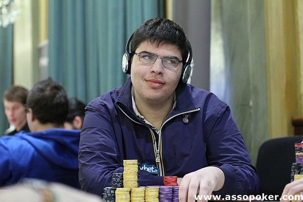 Mustapha 'mustacchione' Kanit: 577mila chips valgono la chiplead italiana e il 3° posto assoluto al day 2